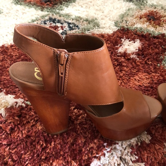 Gianni Bini Brown Platform Heel - Picture 5 of 7